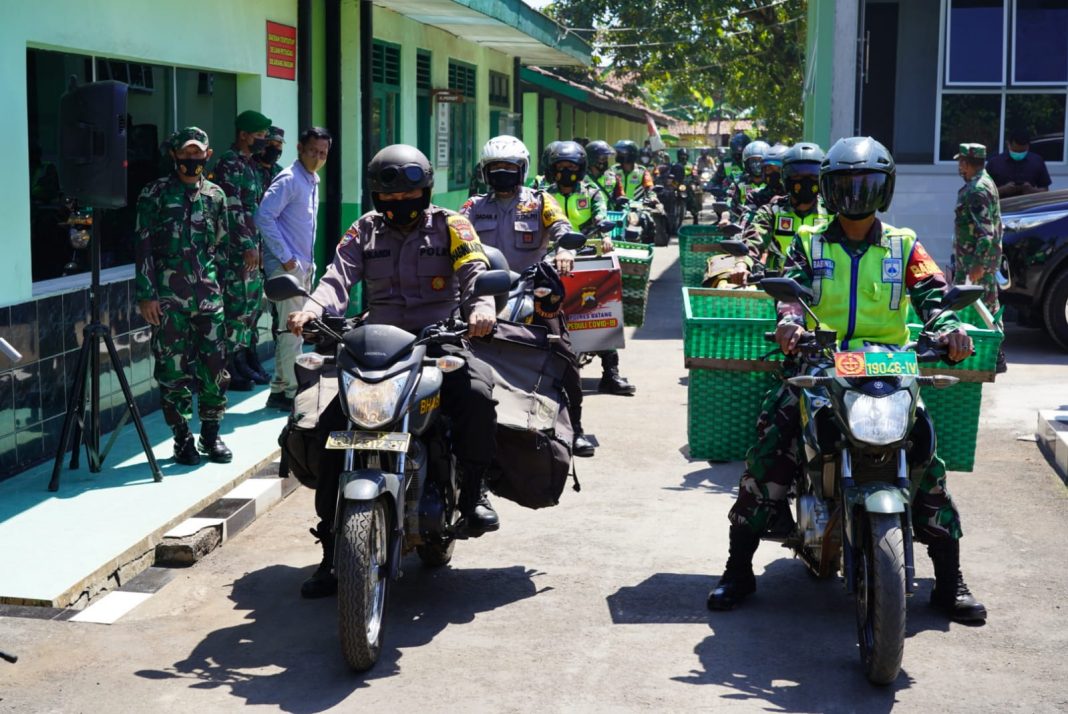 Babinsa dan Bhabinkamtibmas Bersinergi Bagikan Beras ke Warga Terdampak PPKM