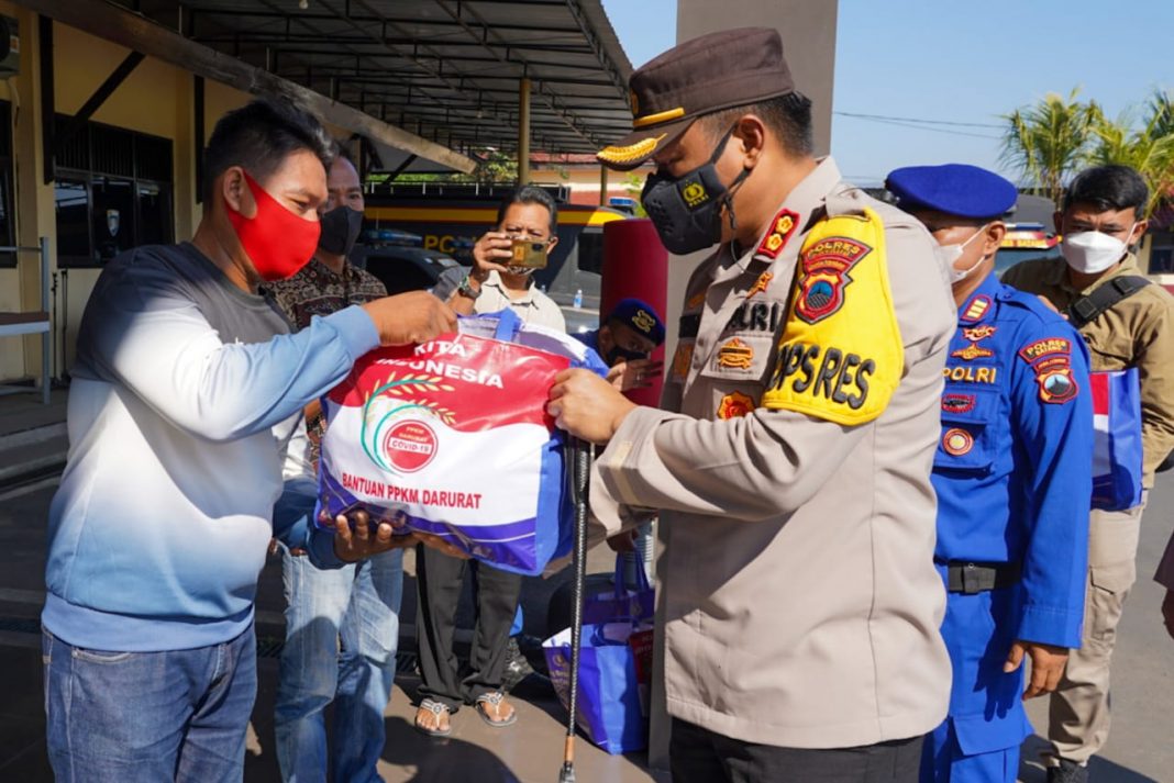 Polres Batang Kembali Bagikan Paket Sembako dari Pemerintah untuk Nelayan Terdampak Pandemi