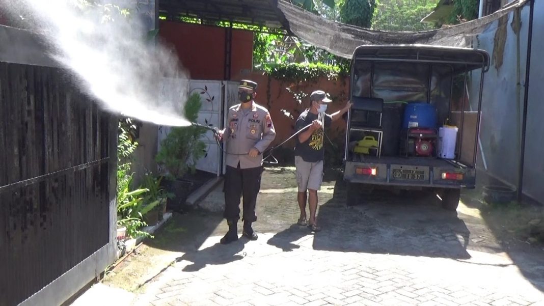 Polres Batang bersama PWI lakukan penyemprotan disinfektan dan Bagikan Sembako