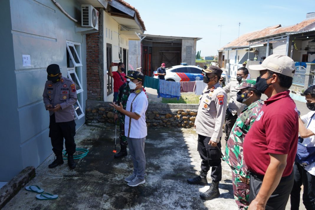 TNI Polri Bersama Pemkab Batang Beri Bansos Untuk Warga Isoman