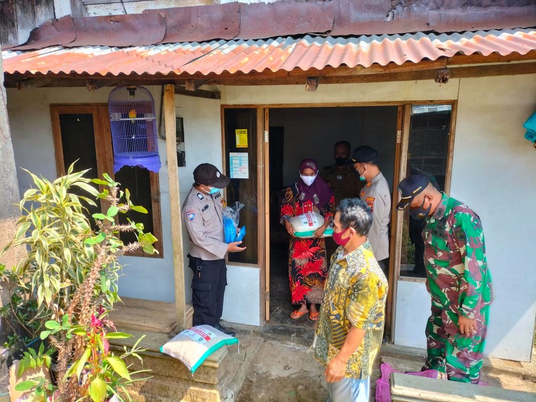 Empat Pilar di Blado Bagikan Beras, Vitamin dan Masker ke Warga