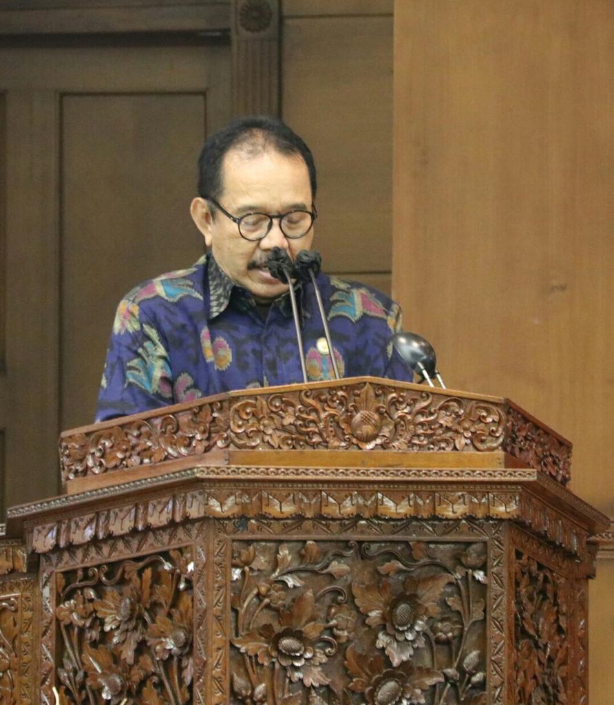 Wagub Cok Ace Sampaikan Jawaban Atas Pandangan Umum Fraksi Terkait Ranperda Pertanggungjawaban Pelaksanaan APBD Semesta Berencana Provinsi Bali Tahun Anggaran 2020