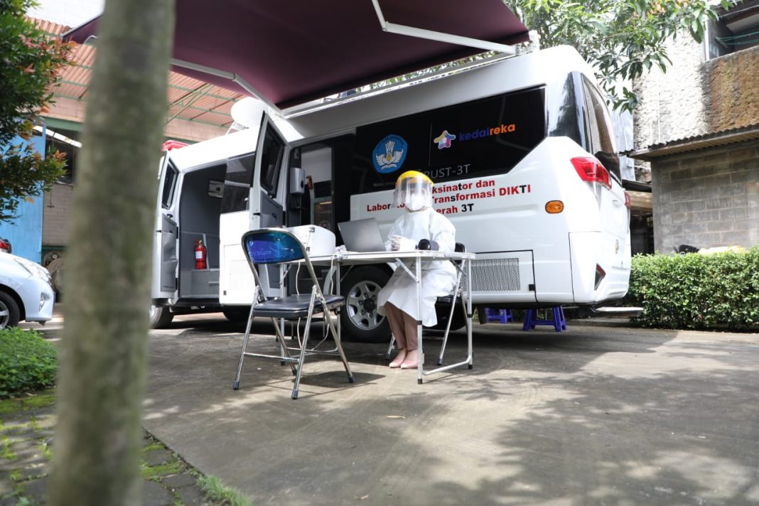 Kemendikbudristek Serahkan Mobil Vaksinasi kepada Pemprov DKI Jakarta