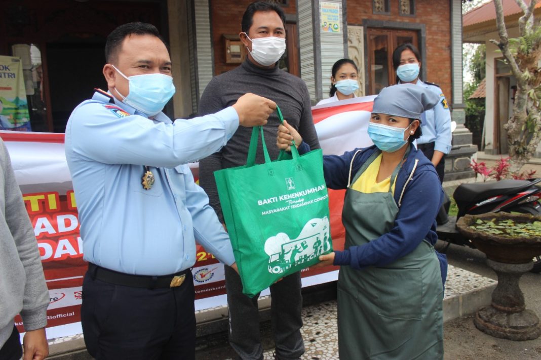 Peduli Masyarakat Terdampak Pandemi, Karutan Bangli Bagikan Ratusan Paket Sembako