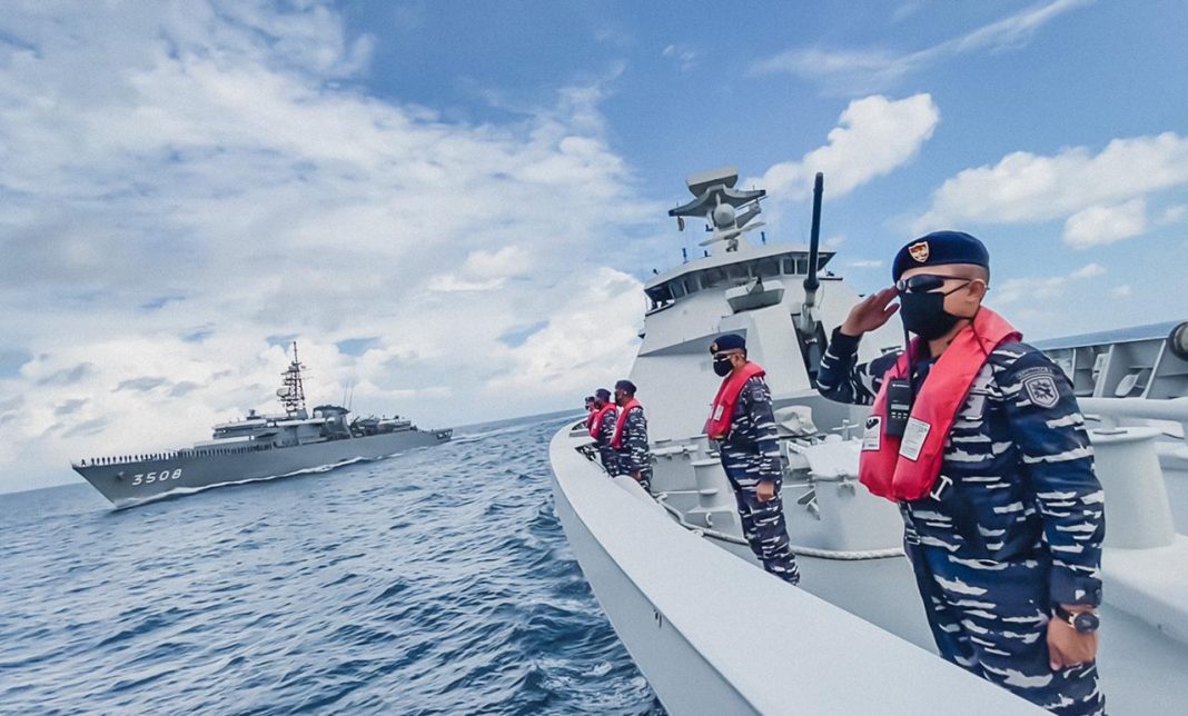 Kapal Perang TNI AL KRI GNR-332 Laksanakan Passex dengan Kapal Perang Jepang Di Laut Jawa