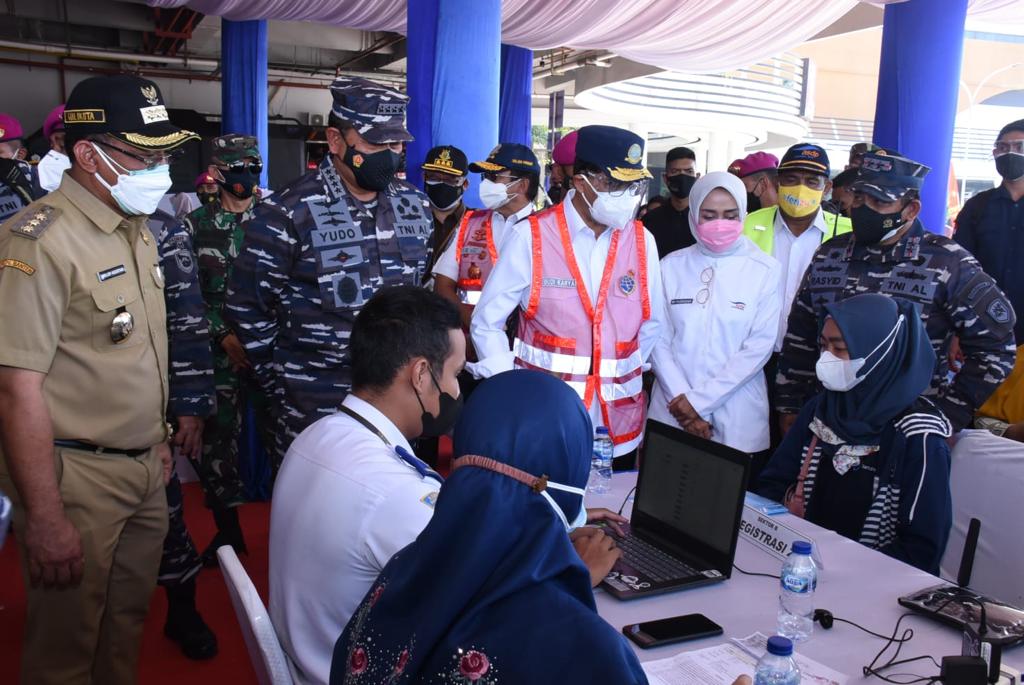 Tinjau Vaksinasi Masal, Kasal: “Ship to Ship” Vaksinasi Covid-19 TNI AL