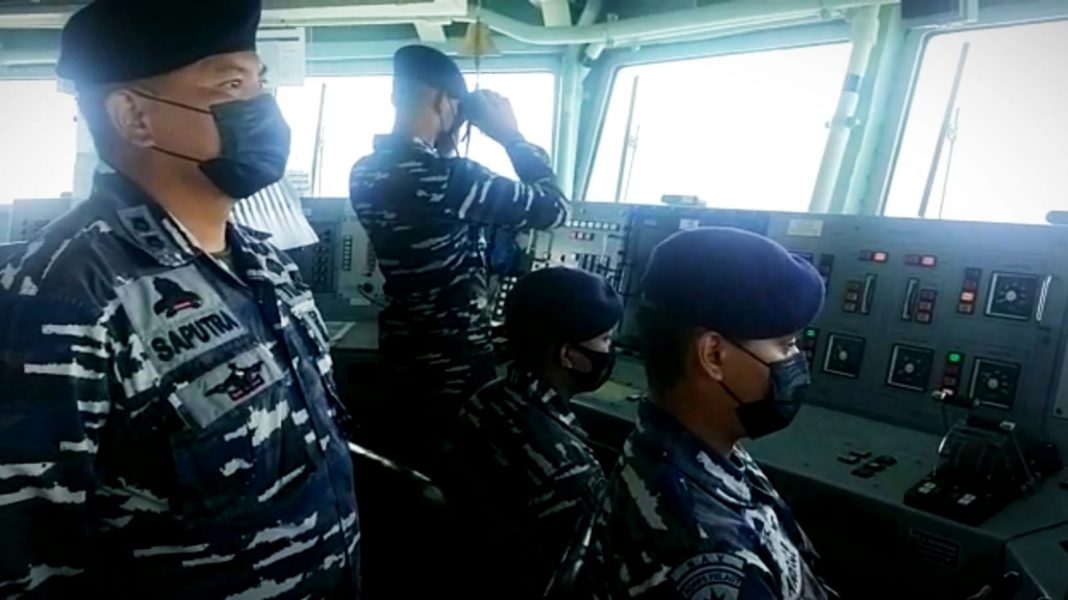 TNI AL Kerahkan Dua KRI Lakukan Operasi SAR Kapal Tenggelam di Kalbar