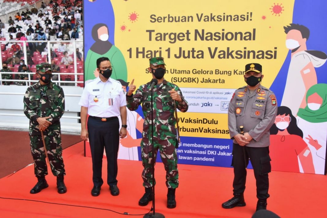 Kodam Jaya, Polda Metro Jaya dan Pemprov DKI Menyelenggarakan Vaksinasi Massal di GBK Senayan Jakarta
