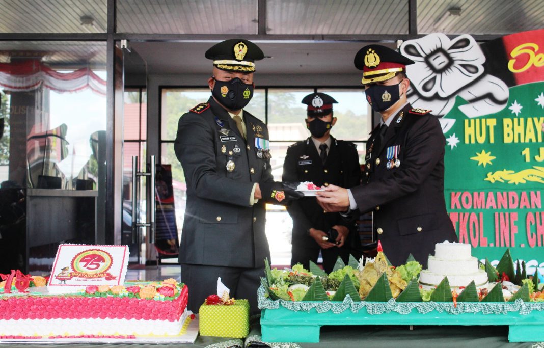 Dandim Kutai Kartanegara Beri Surprise kepada Kapolres Kukar di hari Bhayangkara ke-75