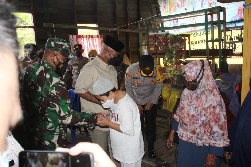Forkopimda Kukar Kunjungi Kediaman Duka Seraya Salurkan Santunan