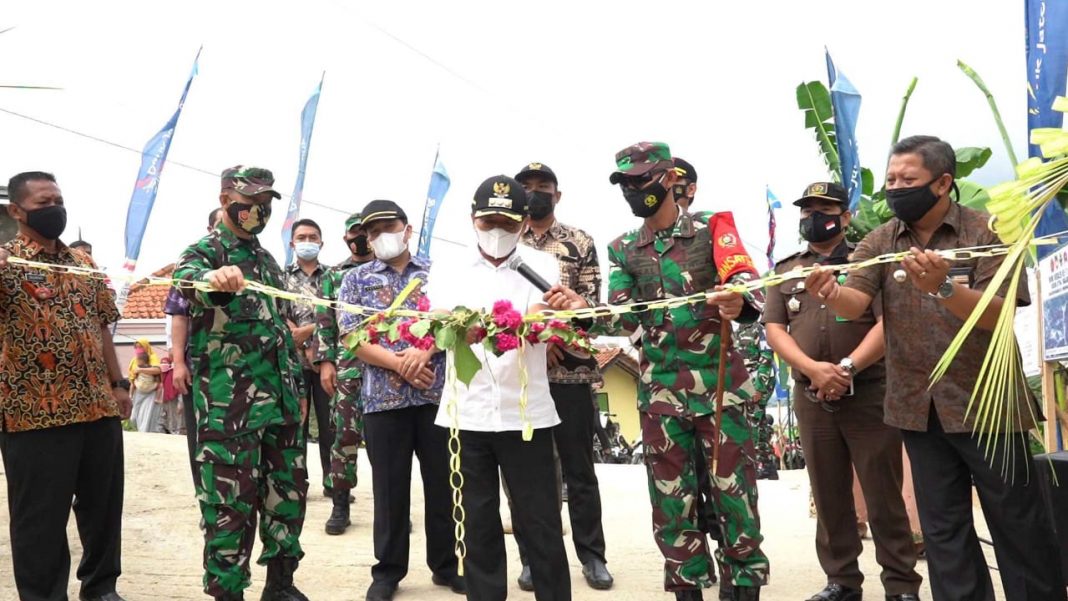 Kasrem 071/Wijayakusuma Hadiri Penyerahan Hasil TMMD ke-111 TA. 2021Kodim 0704/Banjarnegara
