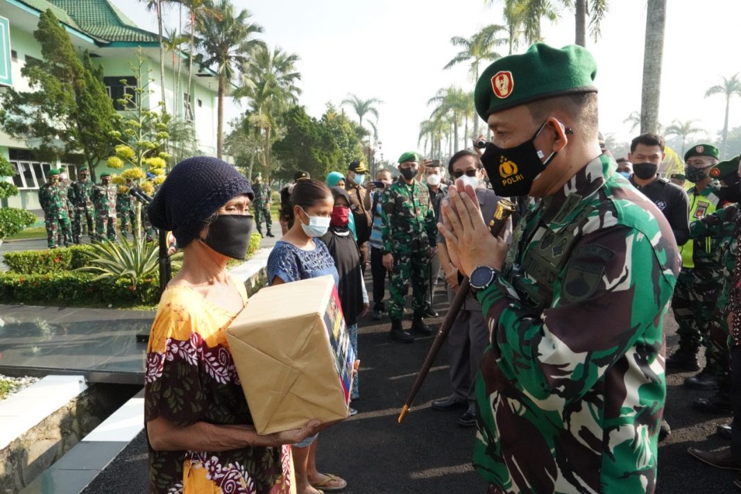 Danrem 071/Wijayakusuma Salurkan Bantuan Beras kepada Masyarakat Terdampak PPKM Darurat
