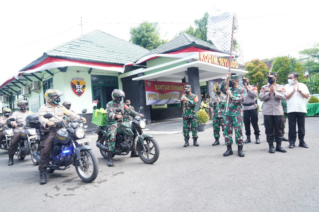 Peduli Dampak Pandemi, Korem 163 Wira Satya Bersama Jajaran Salurkan Bantuan Sembako
