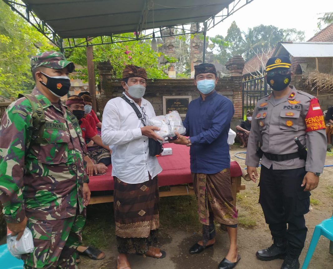 Pantau Upacara Ngaben, Danramil Gianyar Ingatkan Prokes dan Bagikan Masker