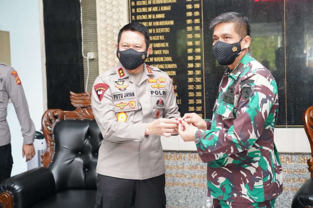 Terbaik dalam Penerapan PPKM Mikro, Danrem 163 Wira Satya Raih Pin Emas dari Kapolri