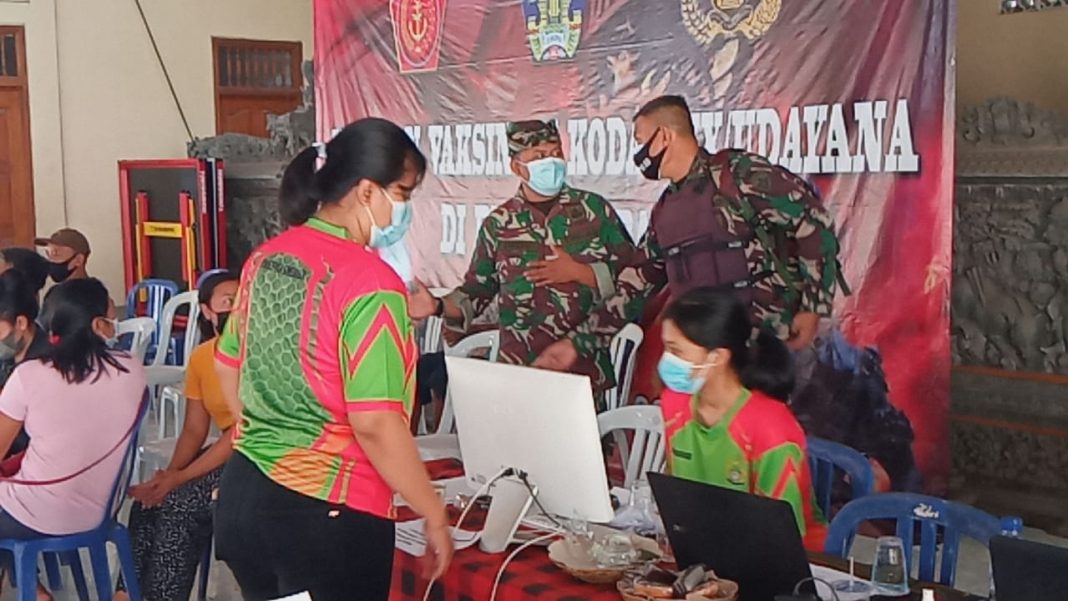 Serbuan Vaksinasi Kodam IX/Udayana Wilayah Buleleng Sasar Warga Tejakula