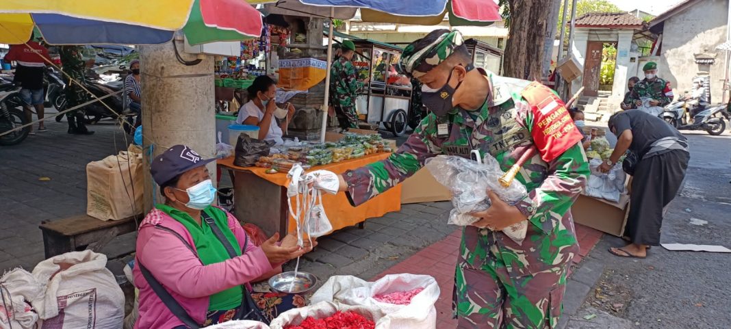 Dandim Badung Pantau PPKM Darurat Di Pasar Wangaya Sambil Bagikan Masker
