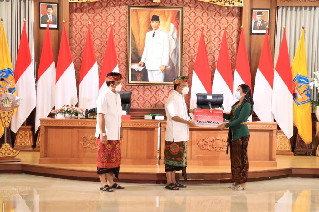 Gubernur Koster Serahkan Bantuan Produktif kepada Pelaku Usaha Mikro di Bali