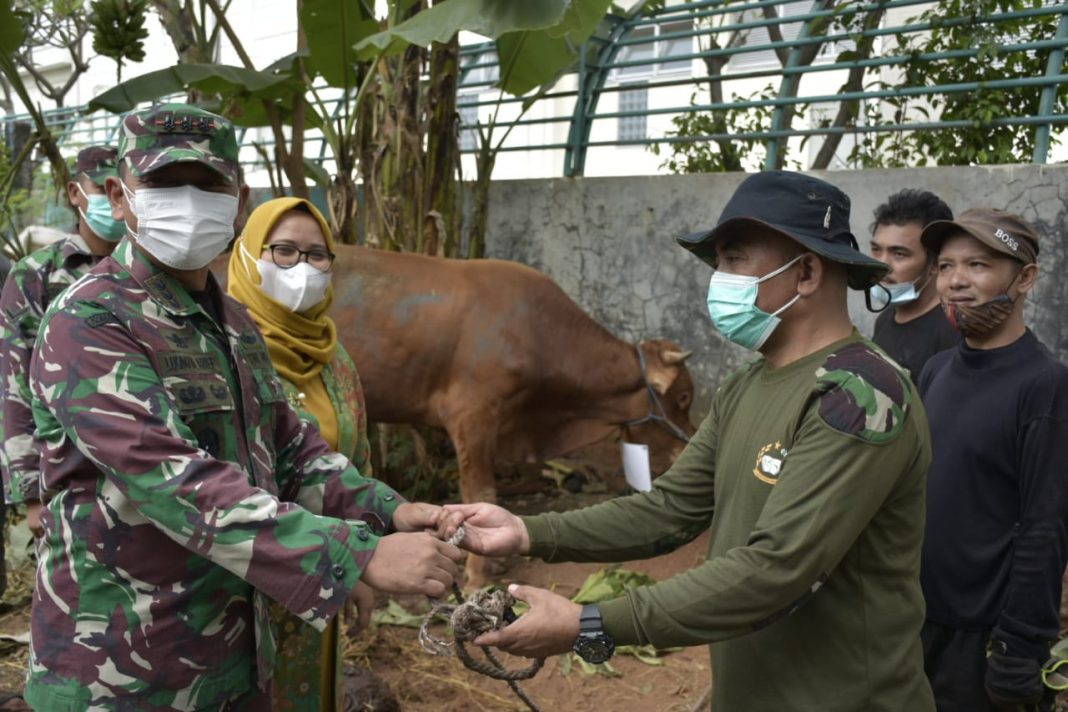 Kodim 0501/ JP BS Salurkan Daging Qurban Untuk Warga Isoman