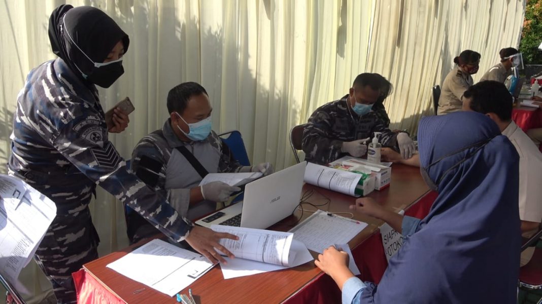 TNI AL Bersama KKP Lanjutkan Vaksinasi Masyarakat Maritim Dosis 2 di Cilacap