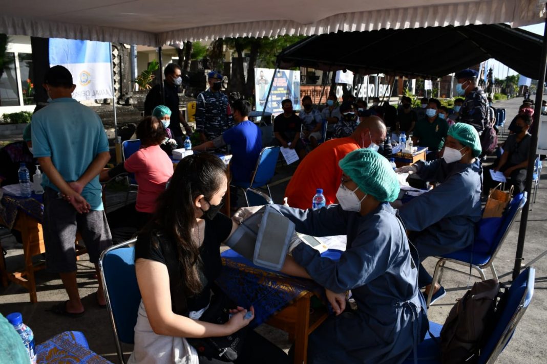 Vaksinator TNI AL Lanal Denpasar Serbu Pelabuhan Benoa, Masyarakat Maritim Jadi Target