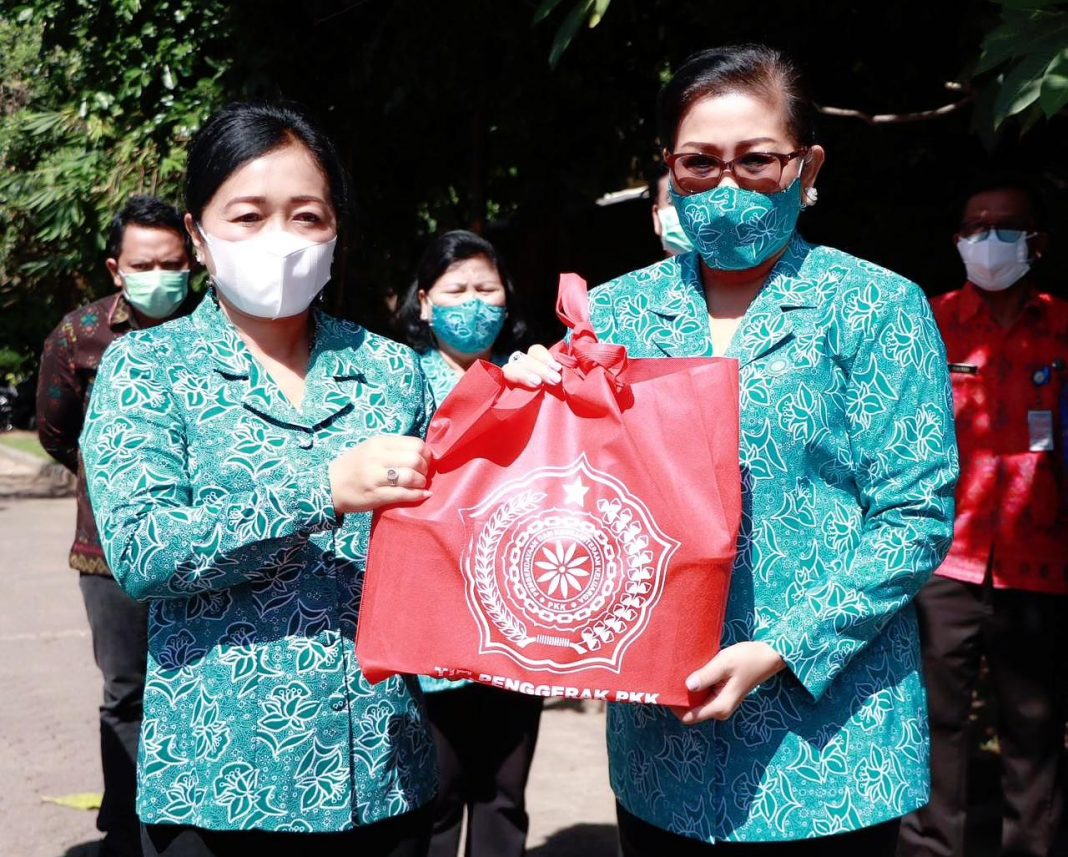 Ny. Putri Koster Serahkan Bansos Lanjutan Program PKK ‘Menyapa dan Berbagi’ untuk 2 Kabupaten dan 1 Kota