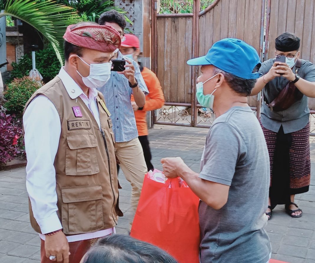 Peduli Warga Terdampak PPKM Darurat, Pramuka Bali Berbagi Ratusan Paket Sembako