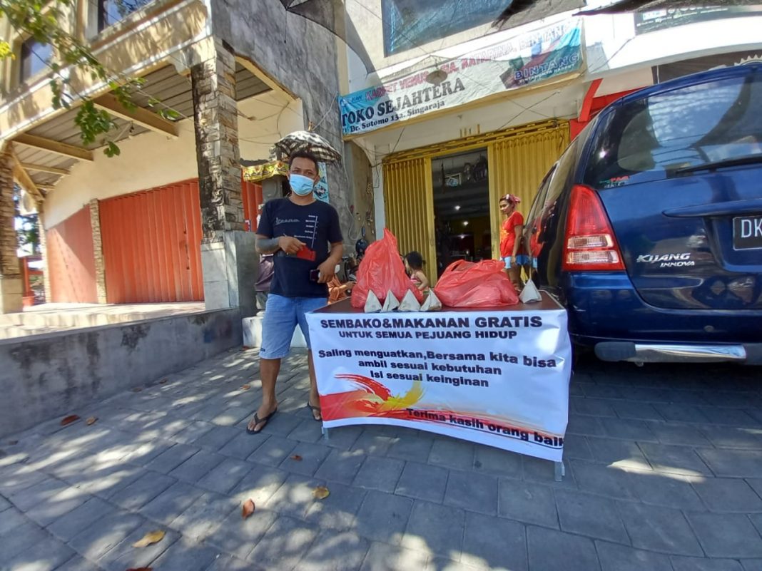 Komunitas Varietas – Buleleng Bagikan Nasi Bungkus Gratis di Buleleng
