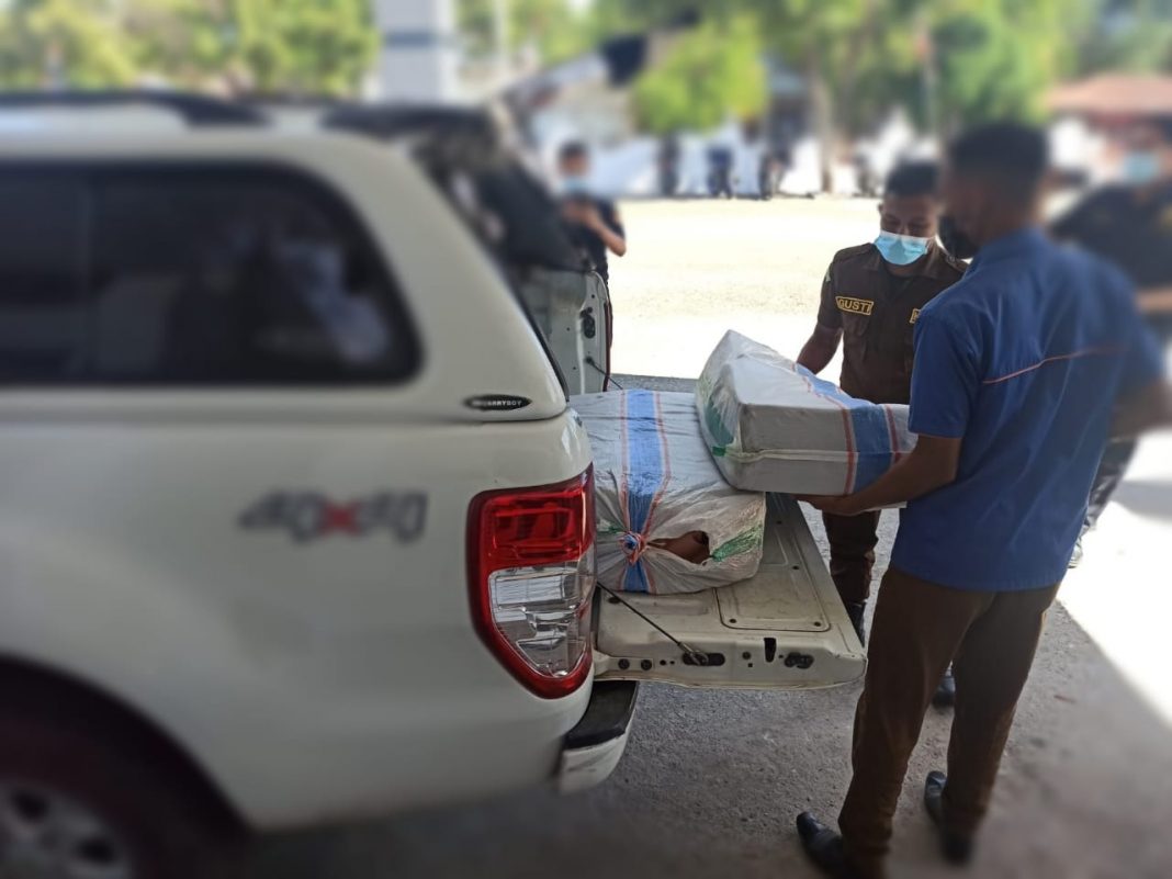 Kejaksaan Belu Lakukan Tahap II Kasus Dugaan Penyelundupan 80 Bal Rokok dan Perahu