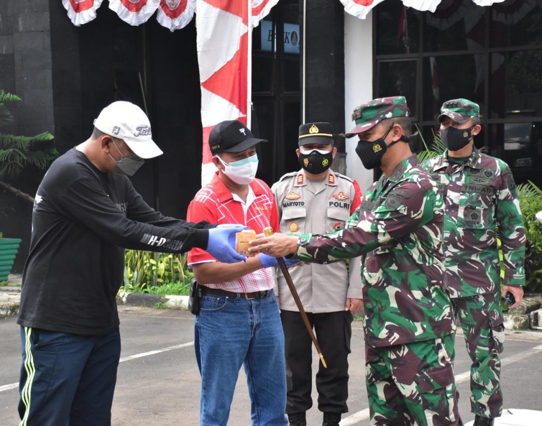 Pangdam Jaya Salurkan Obat Covid-19 Dari Presiden RI Secara Simbolis Kepada Warga Kecamatan Cipayung