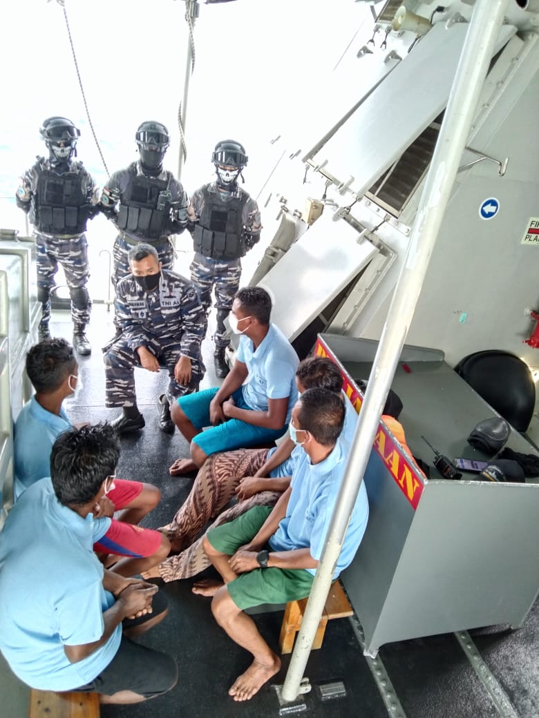 KRI Kerambit-627 Jemput Lima Orang Nelayan Indonesia yang Terdampar di Malaysia