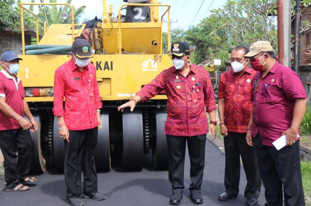 Penuhi janji Politik, Bupati Sanjaya Tinjau Pengaspalan Jalan Bantas-Gadungan