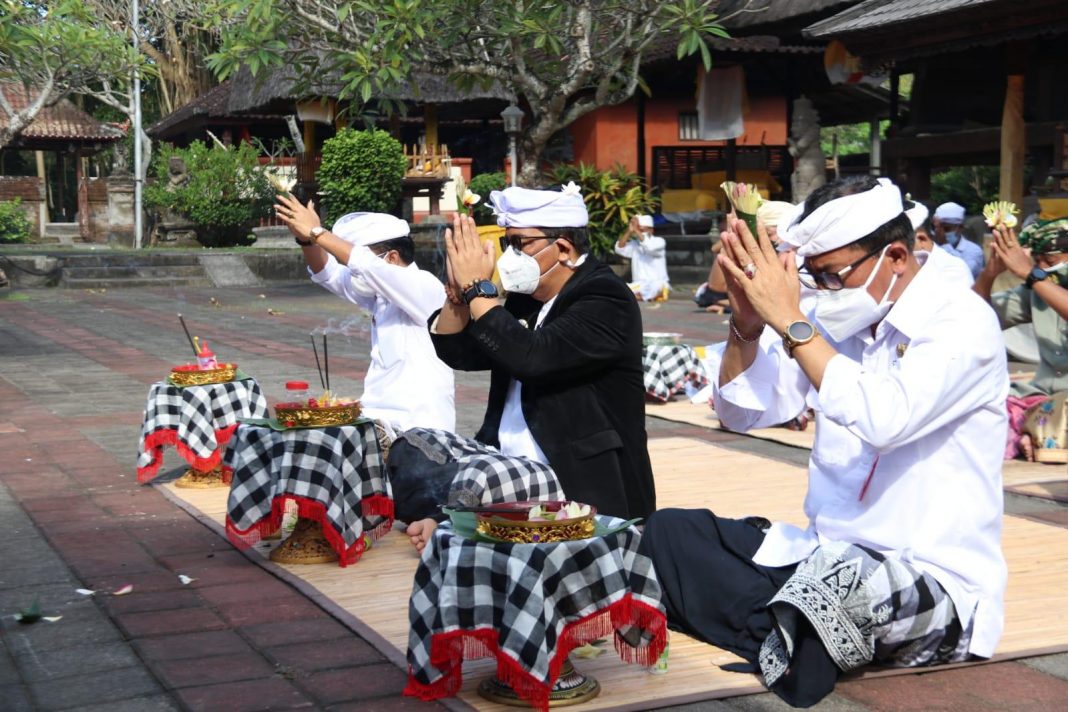 Bupati Tabanan Melakukan Persembahyangan Pangrastiti Bhakti Terkait PPKM Darurat di Tabanan