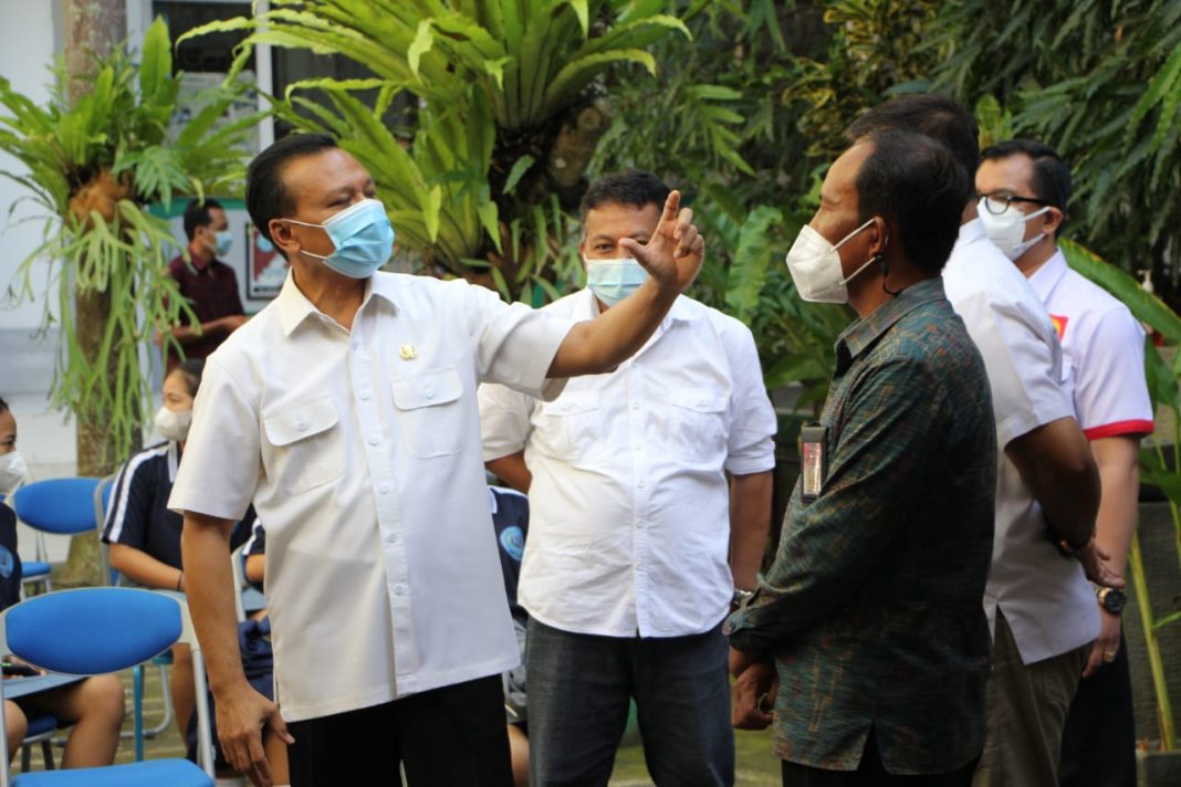 Sekda Dewa Indra Tinjau Pelaksanaan Vaksinasi untuk Anak Usia 12-17 di Gianyar