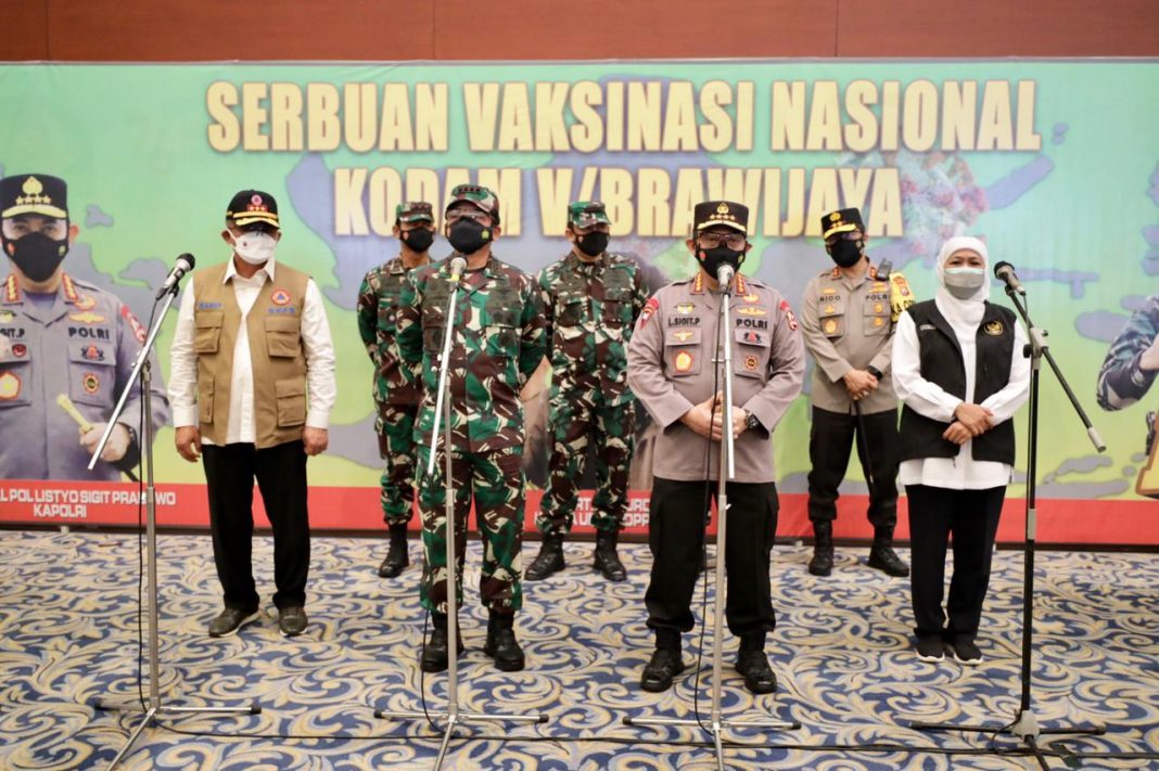 Pangkoarmada II Dampingi Panglima TNI dan Kapolri Tinjau Serbuan Vaksinasi dan Kegiatan PPKM di Jatim