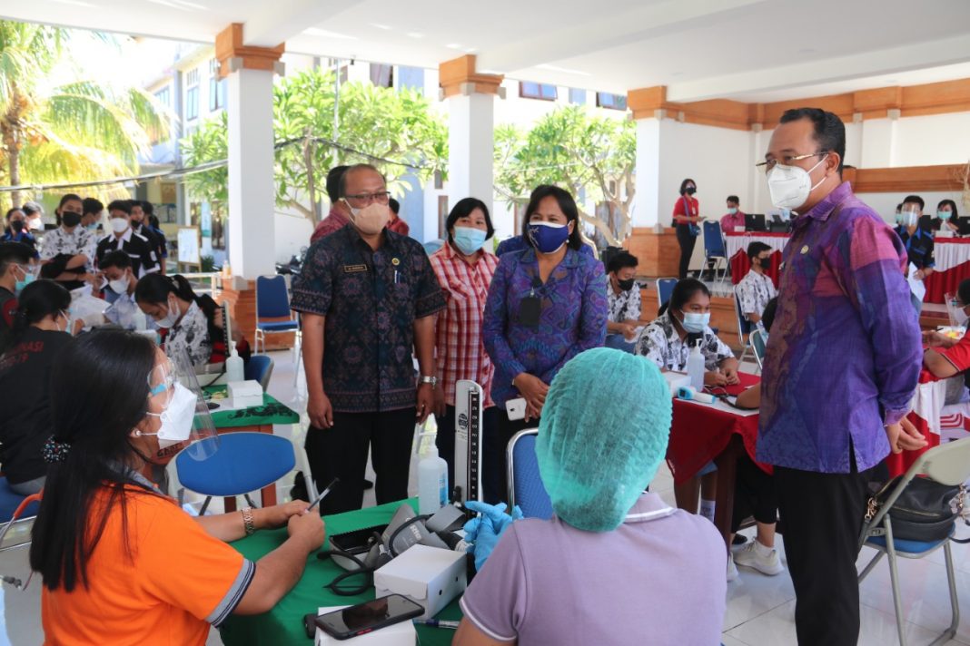 Hari Kedua Vaksinasi Anak, Sasar SMA N 1 Singaraja