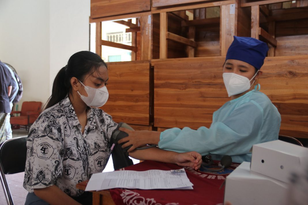 Sekda Suyasa Pantau Vaksinasi Covid-19 di SMAN 4 Singaraja