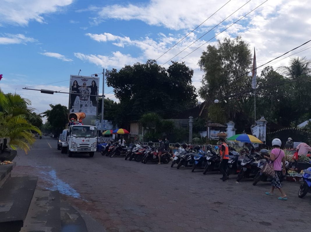 PMI Buleleng Lakukan Penyemprotan Ekoenzim Secara Masif