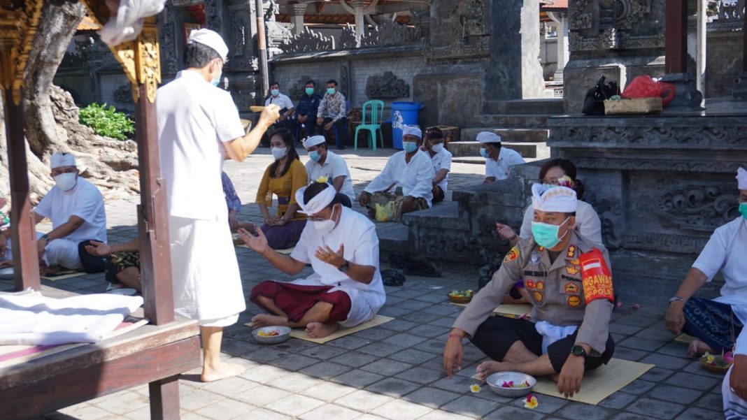 Memohon Kelancaran Penanganan Covid-19, Wabup Sutjidra Ngerastiti Bakti di Pura Segara Desa Adat Buleleng