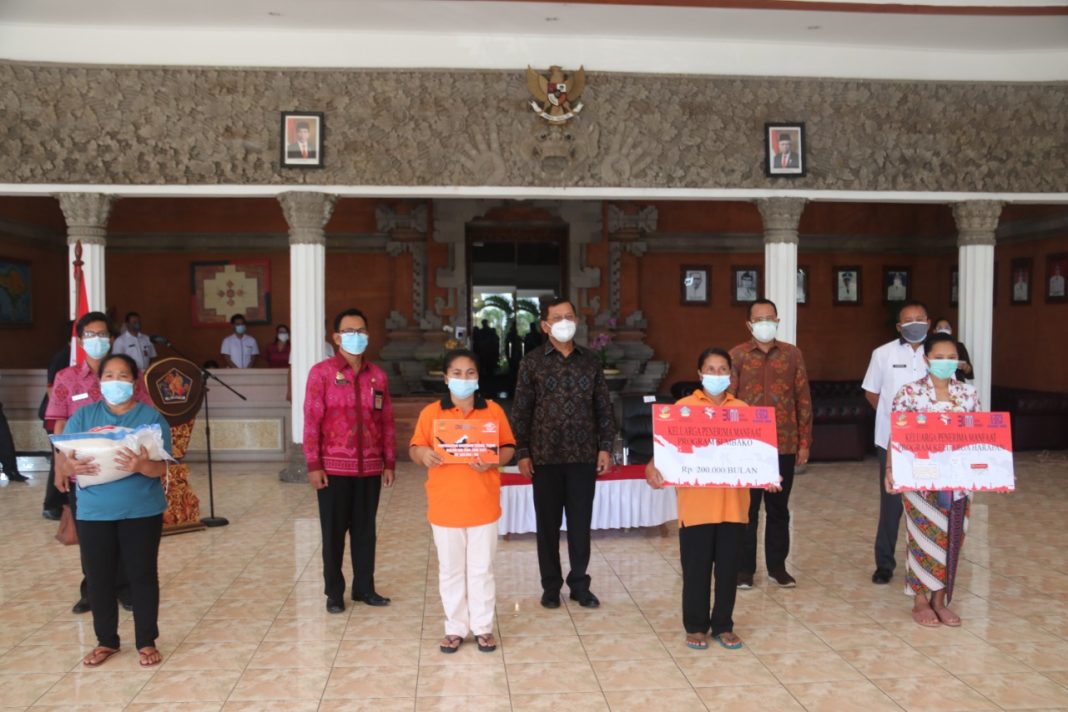 Bantu Masyarakat Terdampak Covid-19, Wabup Sutjidra Salurkan Bantuan Sosial