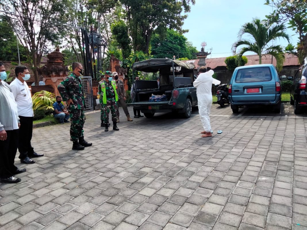 Nekat Gelar Tajen, Bebotoh Dihukum Kenakan APD