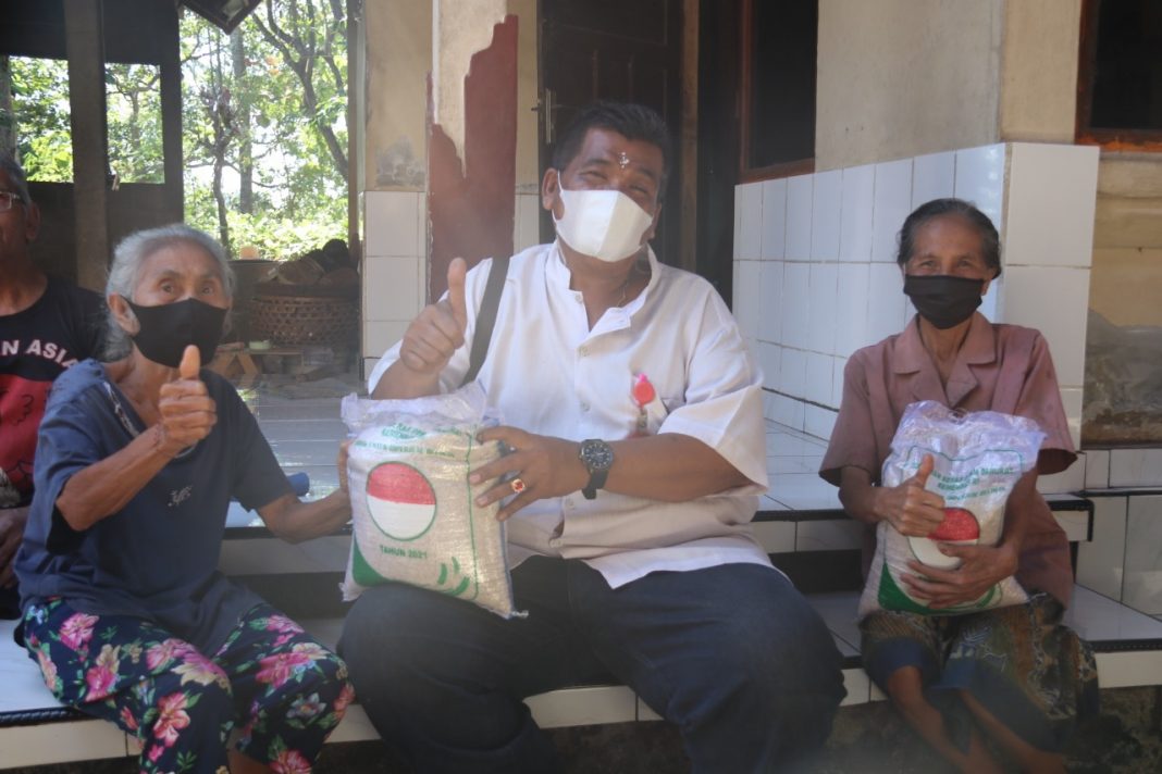 Terjun Langsung Salurkan Paket Beras, Perbekel Arya Suyasa Targetkan Agustus Ini Tuntas