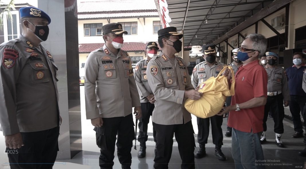 Peduli Warga Terdampak COVID-19, Alumni Akpol 1993 Bagikan 500 Paket Sembako di Batang