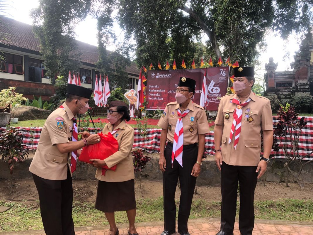 Ringankan Dampak Covid-19, Kwarda Bali Bagikan Sembako Kepada Sesepuh Pramuka Di Gianyar