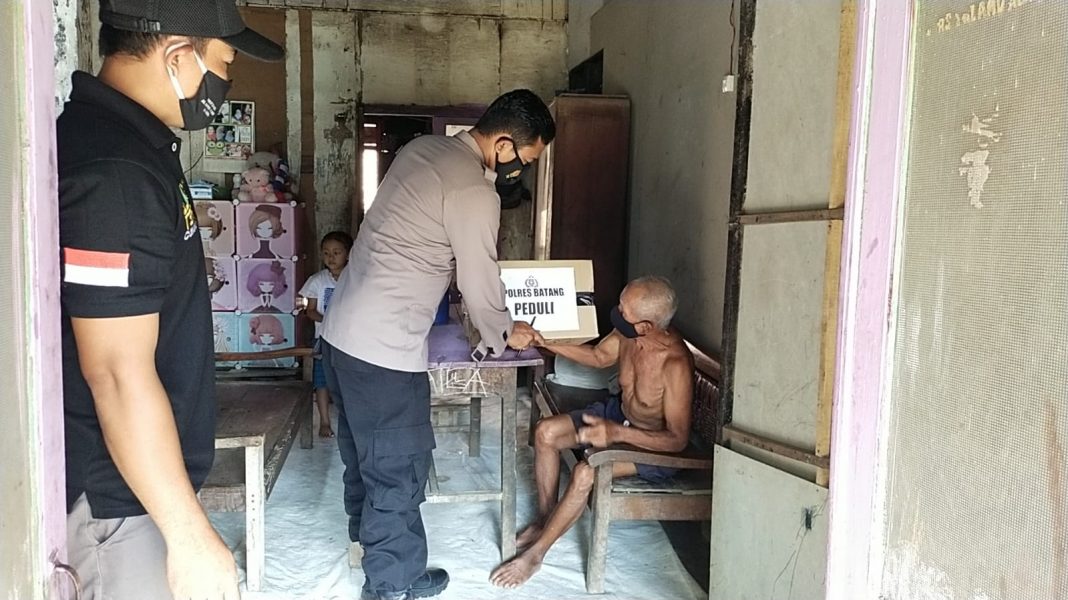 Peduli Dampak Pandemi, Polsek Subah Salurkan Paket Sembako kepada Warga