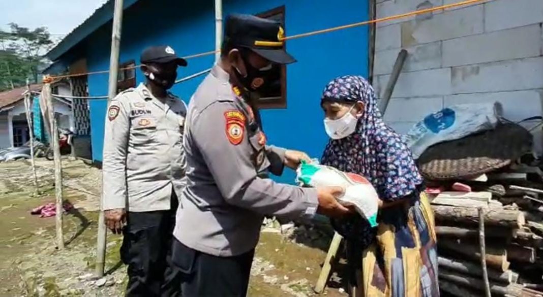 Polsek Wonotunggal Salurkan Bantuan Sembako dan Masker ke Warga