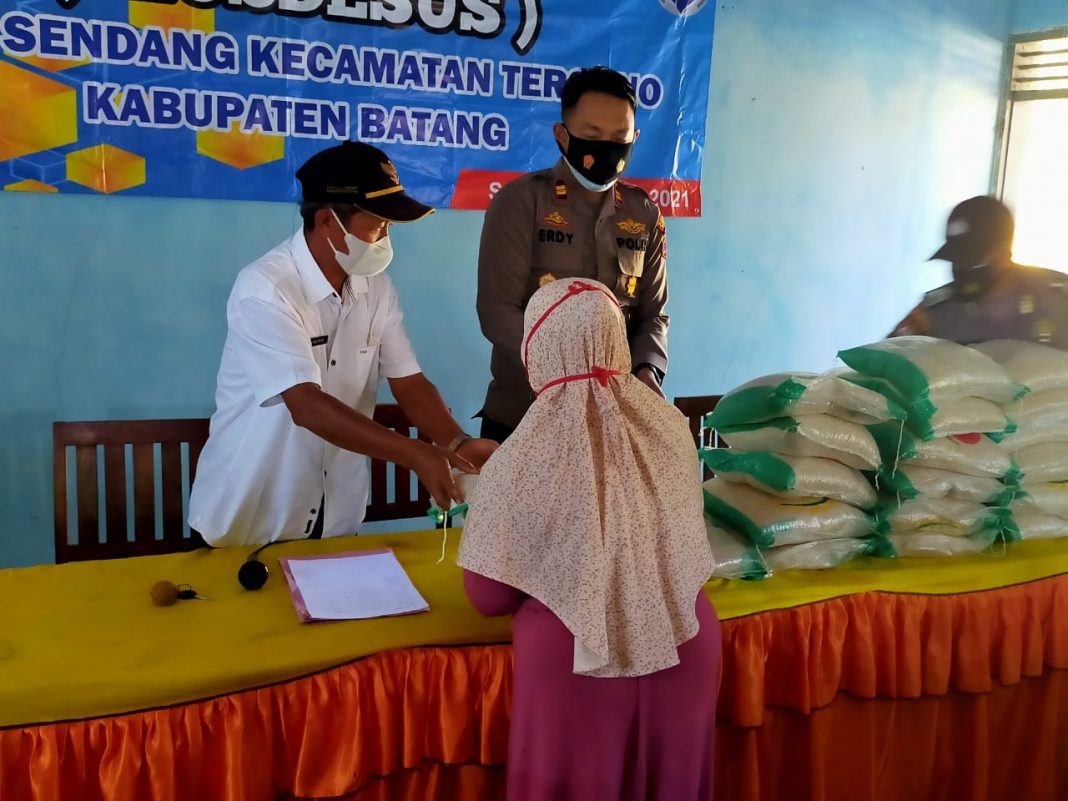 Polsek Tersono Salurkan Sembako Dari Pemerintah Untuk Warga Terdampak Pandemi