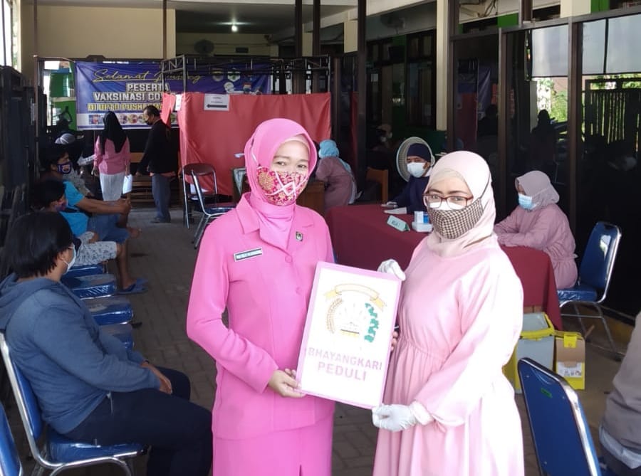 Bantu Program Vaksinasi, Istri Polisi Jadi Tenaga Vaksinator