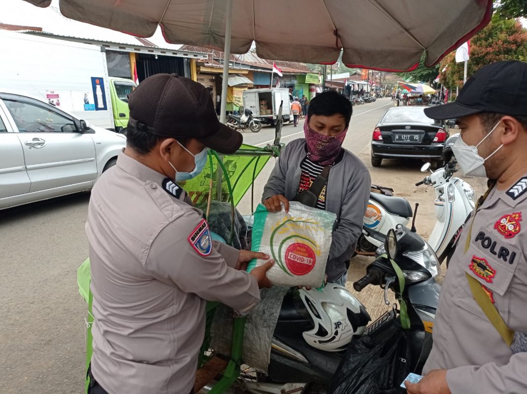 Polsek Blado Salurkan Beras ke Pedagang Kelililng