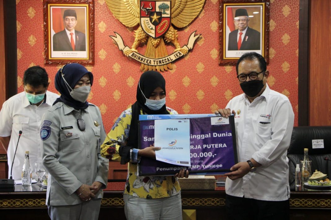 Wagub Bali Apresiasi Penyerahan Santunan Jasa Raharja Bagi Keluarga Korban Tenggelamnya Kapal Yunice